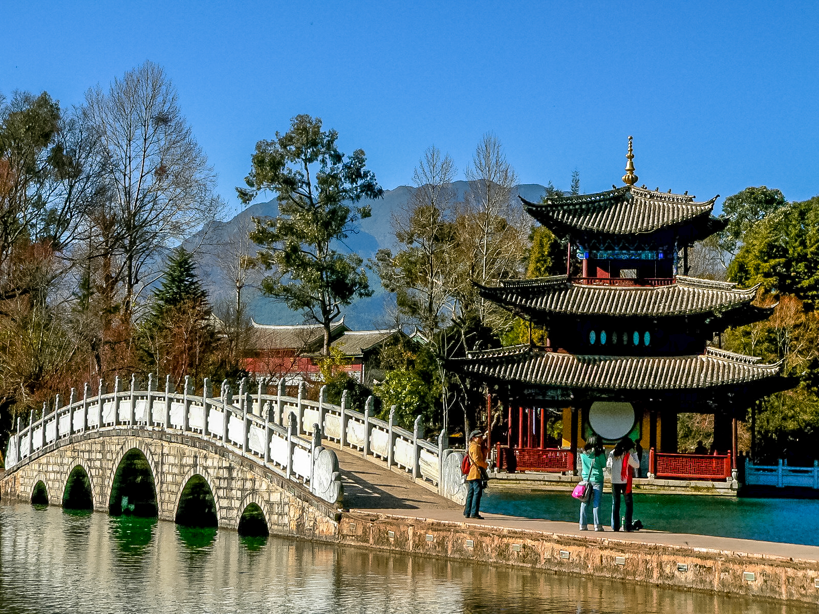 云南丽江有很多小众景点,黑龙潭就是其中一个,这里风景超美