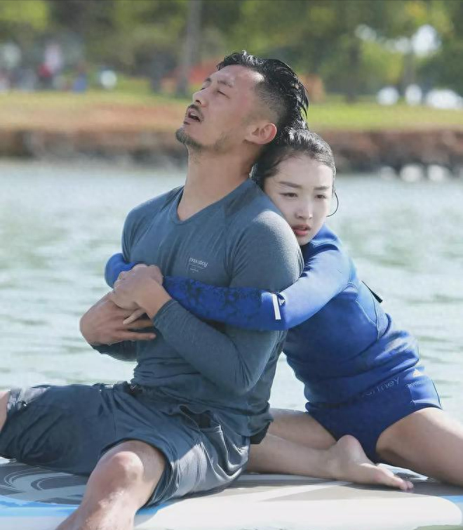 然而,卓伟曝光的这张照片还是让周冬雨清纯形象备受打击.