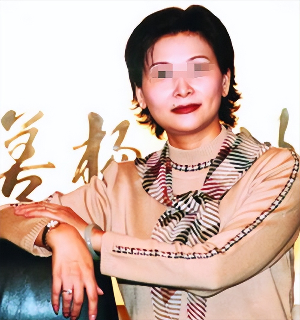 回顾 重庆高院局长乌小青,敛财800万,他的奢靡比你想象中更恶劣