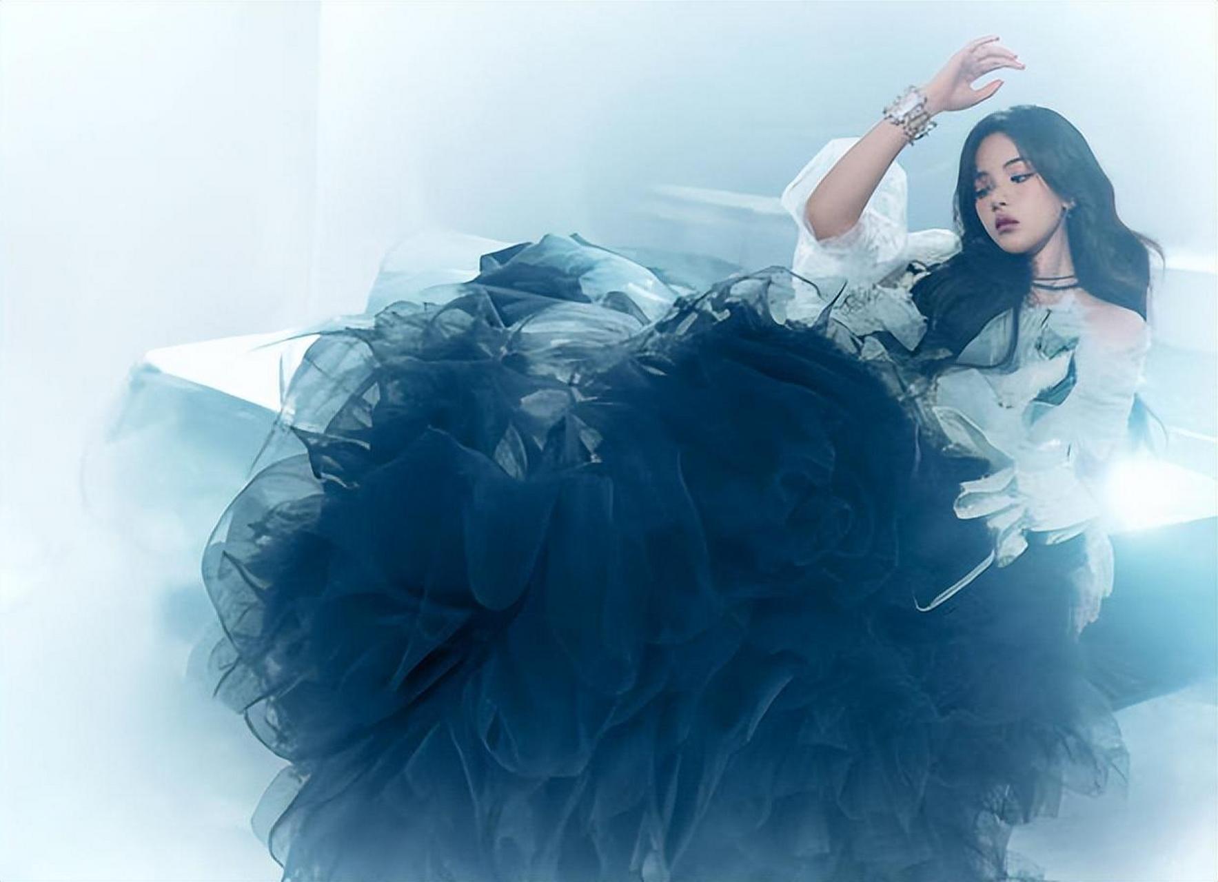 表现力超强,氛围感满满. #杨超越# #杨超越生日快乐