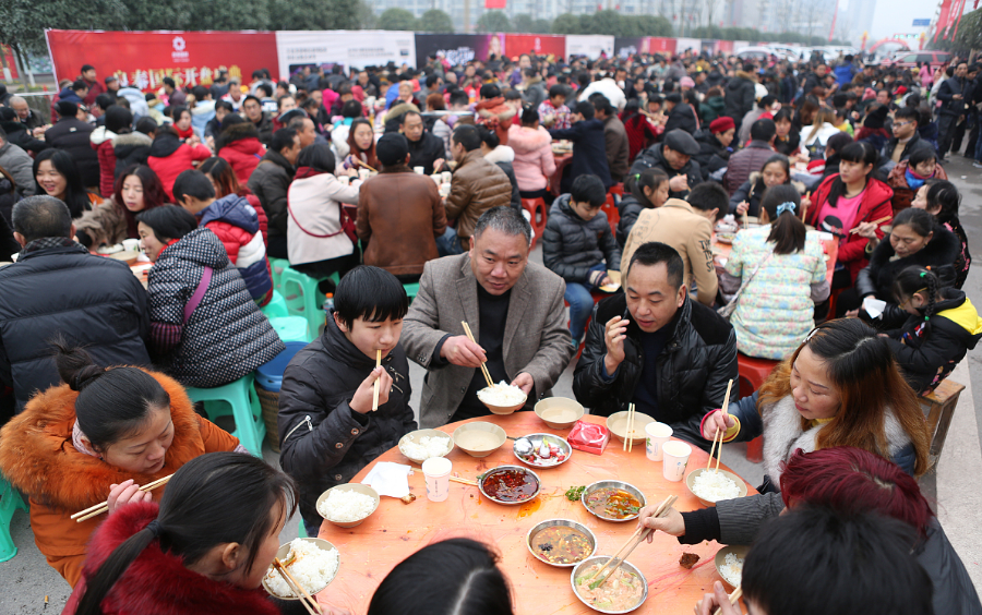 四川农村"坝坝席",人均100元礼金能吃好喝好,办酒席的不亏吗