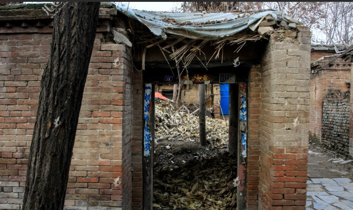 农村老人常说:荒山野岭的废弃房子,不要随便进去?为什么?