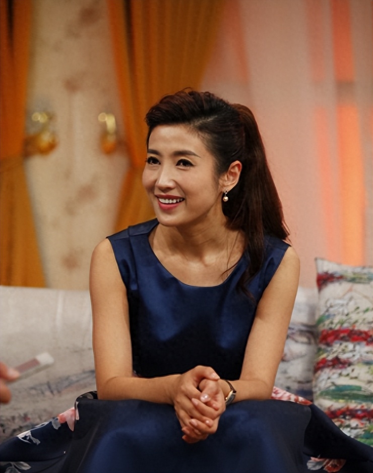 回顾和前夫丁克17年无儿女离婚后嫁央视主播刚强的春妮怎样了