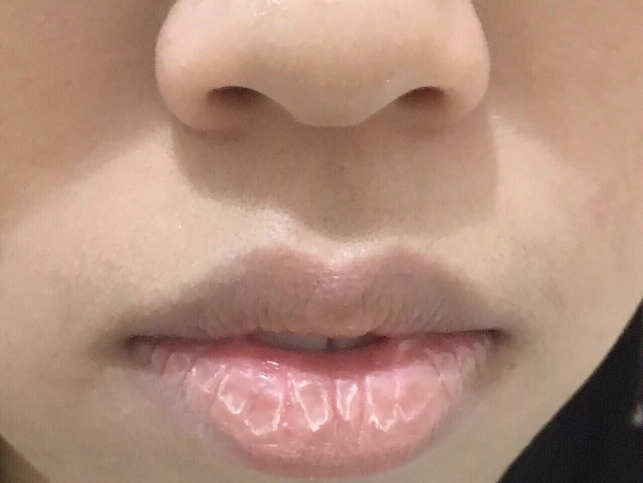 团鬓分珠巢,浓眉笼小唇几个让嘴唇变形的习惯,不要轻易触及