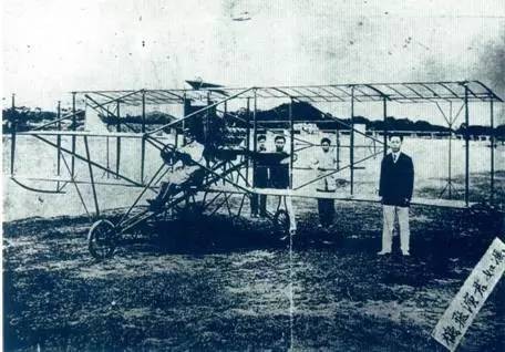 1912年,冯如和他制作的飞机在燕塘机场