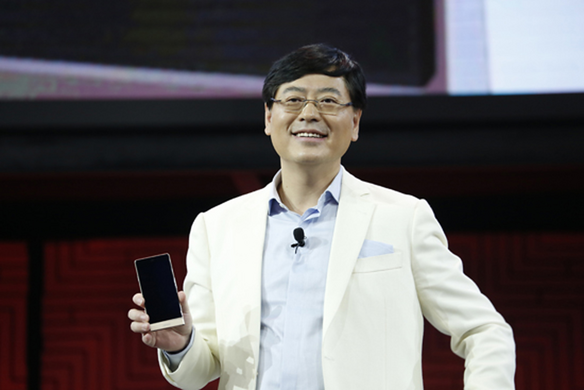 【联想集团杨元庆:预计明年可以见到ai手机和ai电脑】 联想集团董事长