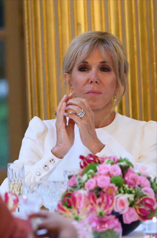 布丽吉特第一夫人气势足:穿白裙踩高跟年轻20岁,奶奶脸焕发青春