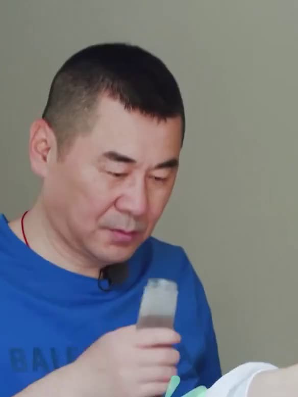 蒋勤勤吐槽陈建斌诗集错别字扎堆,表白虽翻车,但婚姻却甜到齁-度小视