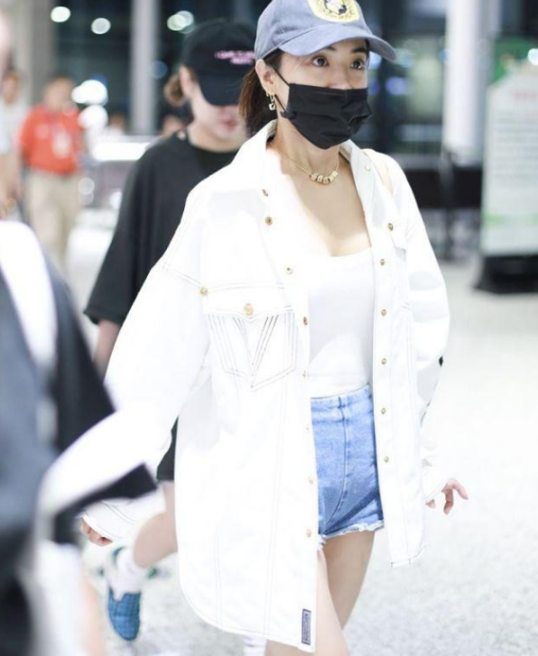 "花生豆"的牛仔短裤搭配白色上衣,蔡依林展现迷人身姿!