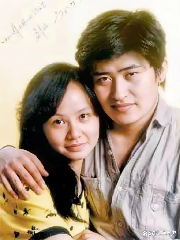 镜头下的刘欢身着蓝色上衣黑色短裤,面容清秀,意气风发,紧紧揽着妻子