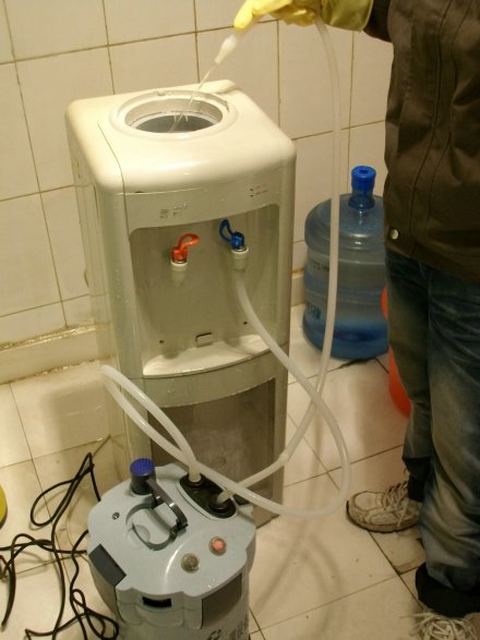 清洗饮水机图片