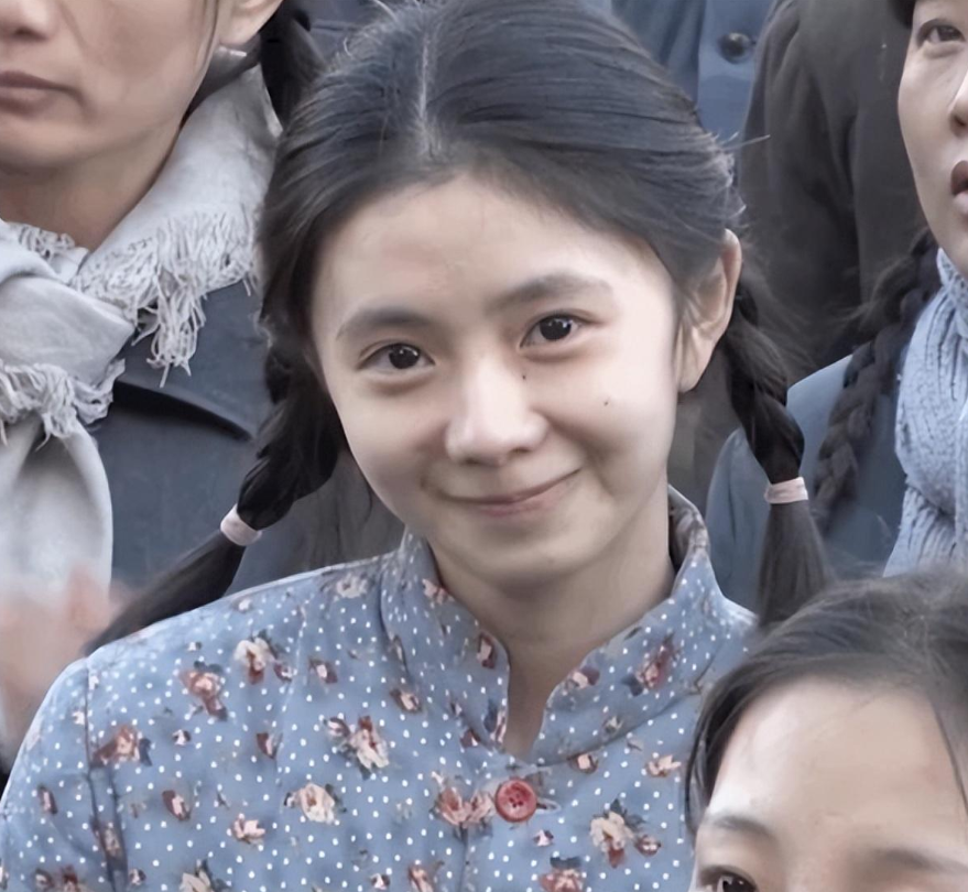 00后刘浩存美到了香港!穿挂脖裙与李玉刚合唱,同框成龙清纯可人