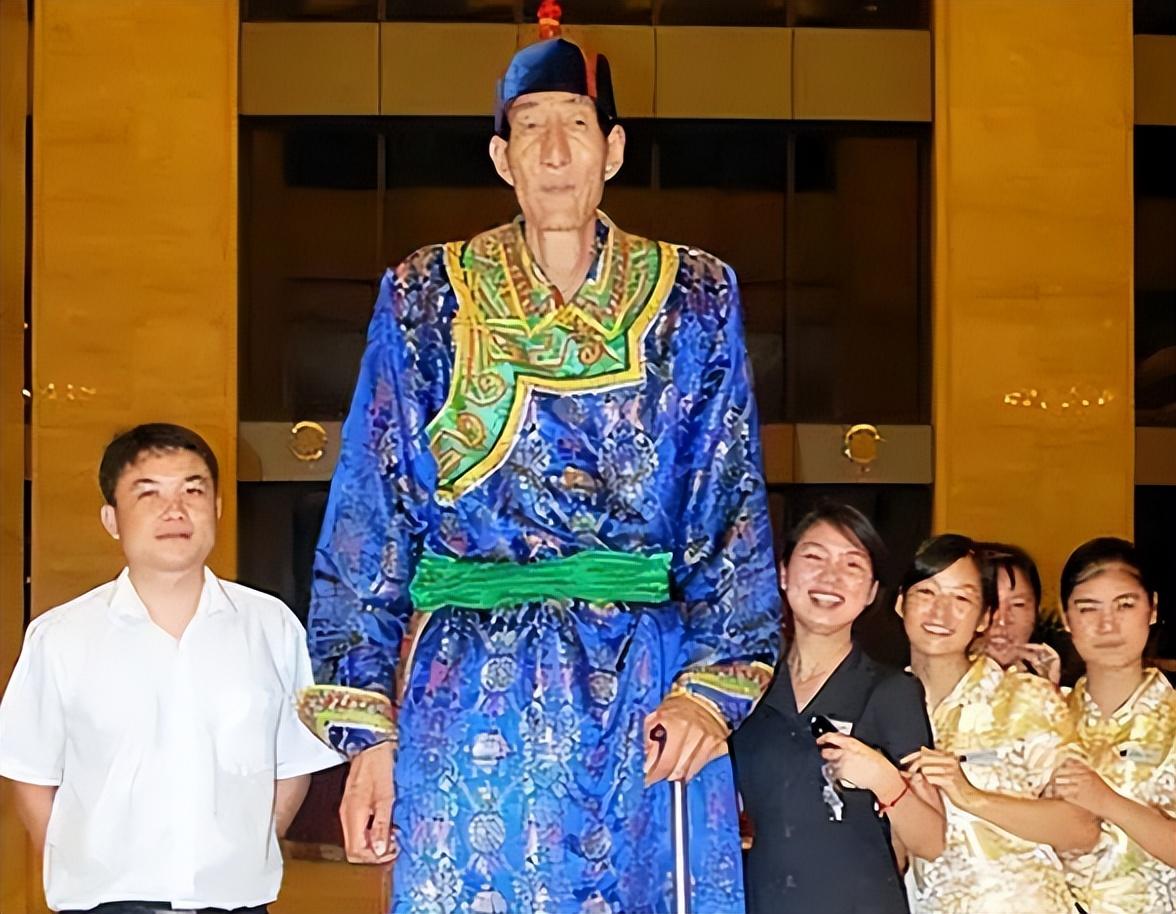 中国最高的巨人图片