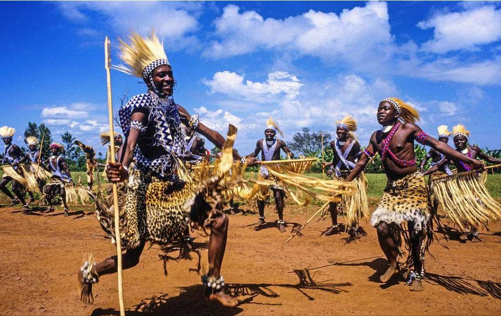 非洲土著人会在狩猎前跳长颈鹿之舞,唱长颈鹿之歌,祈求狩猎顺利.