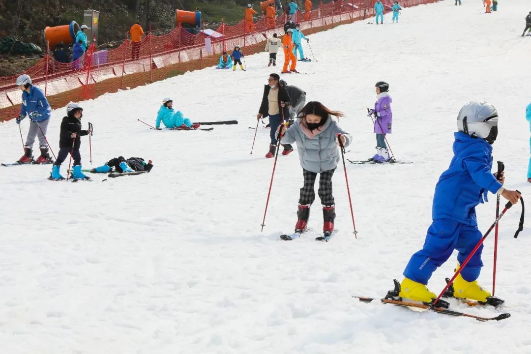 桐庐县融媒体中心:桐庐生仙里国际滑雪场启用