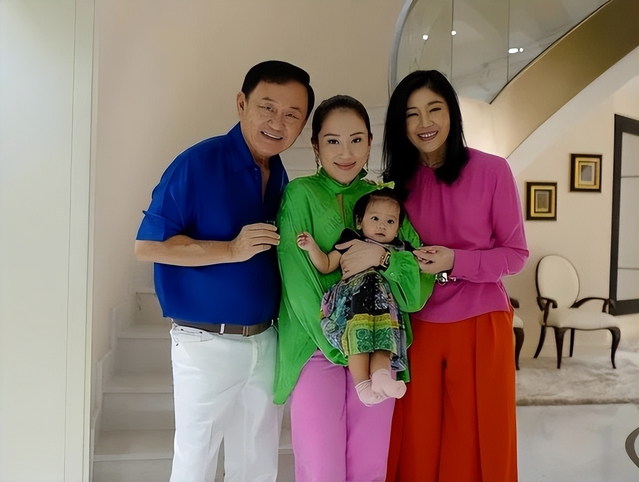 54岁英拉罕见和儿子亮相,20岁儿子颜值高像妈妈,英拉依然很少女