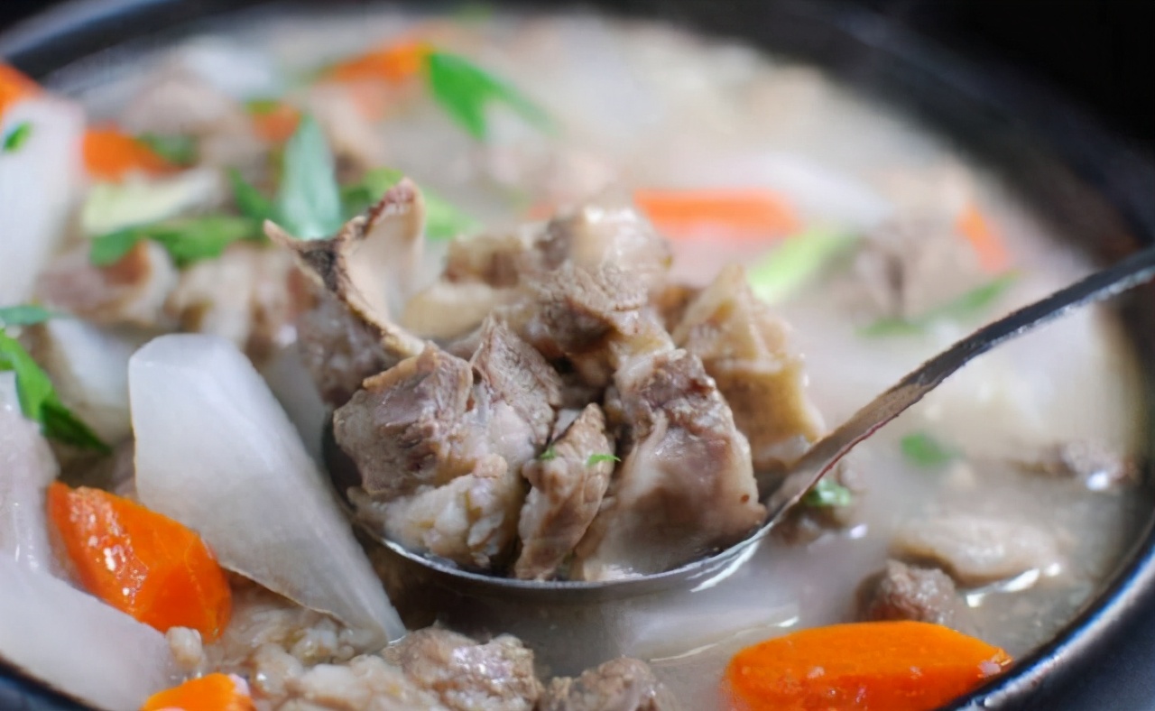 炖羊肉时,要想羊肉炖出来软烂没膻味,2种香料记得放,真的管用