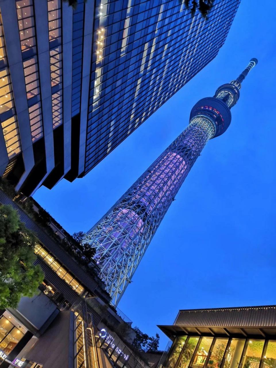 东京晴空塔是日本最高的建筑,高达634米,是世界第二高的自立式铁塔