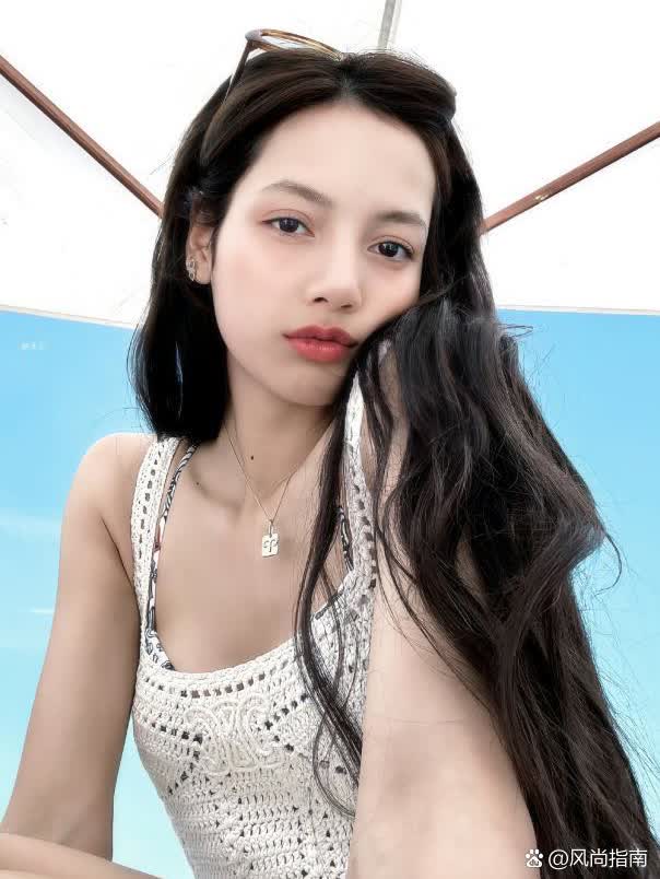 Lisa泳装少女图片