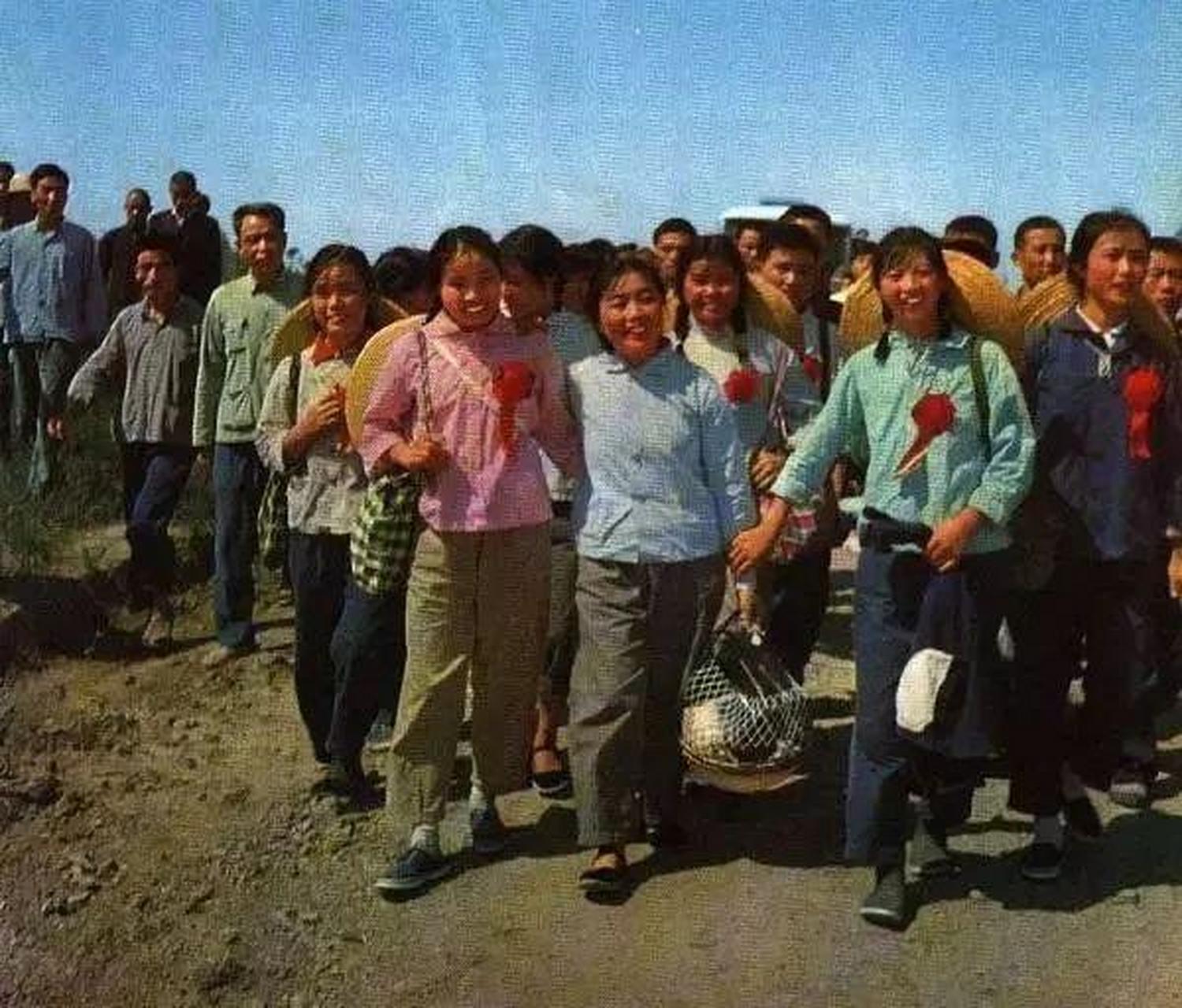 这组60年代知青下乡农村生活的珍贵罕见彩色老照片,记录了一个时代的