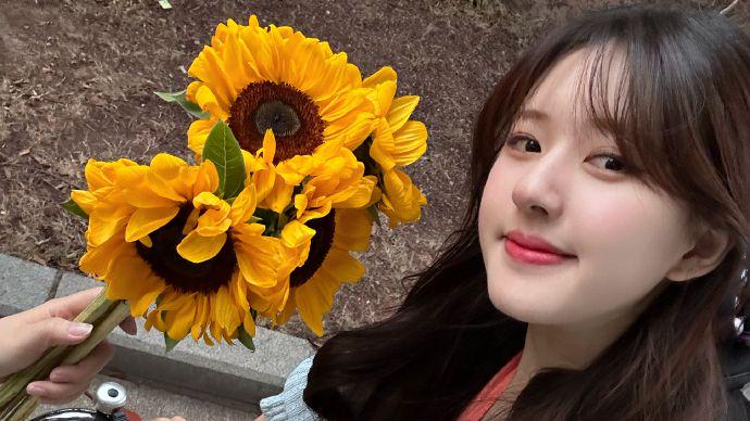 赵露思美照窗帘歪被指p图,电视屏幕疑现一男子身影