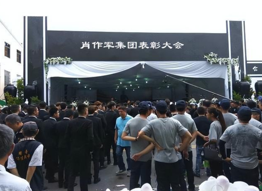 回顾:湖北黑老大肖作军,能让政法委书记站台,有人抢着替他坐牢