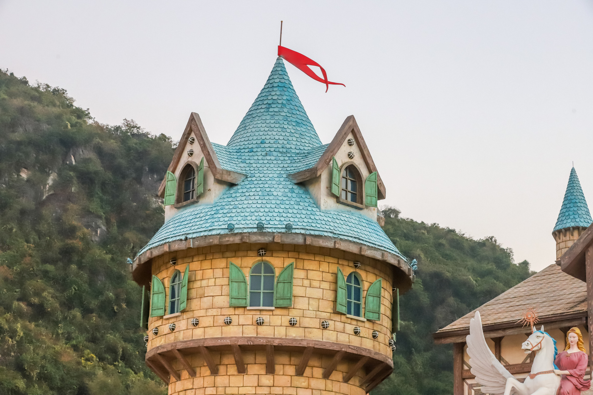 清远山区发现一座城堡,外墙颜色五彩斑斓,像安徒生童话一样