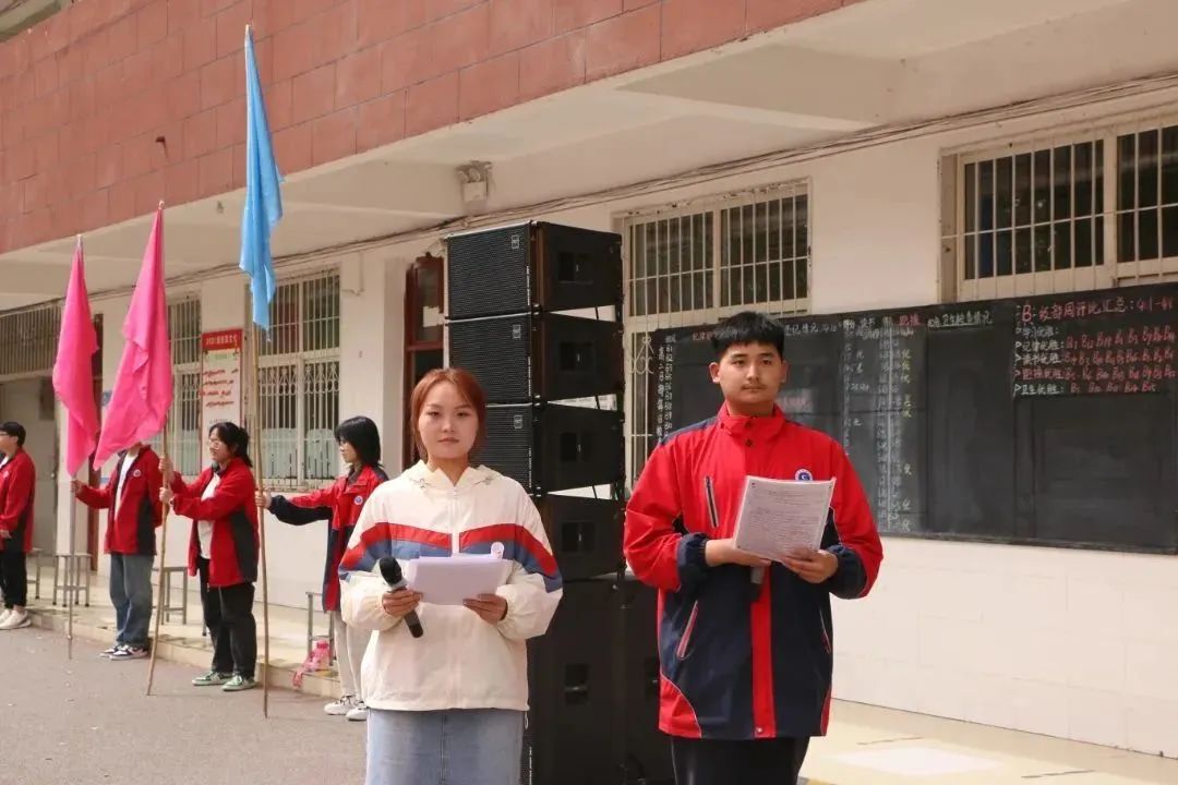 西平高中高二年级举行春期"激情读书"评比暨"激情跑操"比赛