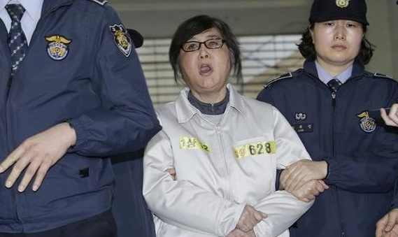 郑维罗的外公叫崔太敏看到了这个机会,他忽悠朴槿惠说:"孩子,你一定要