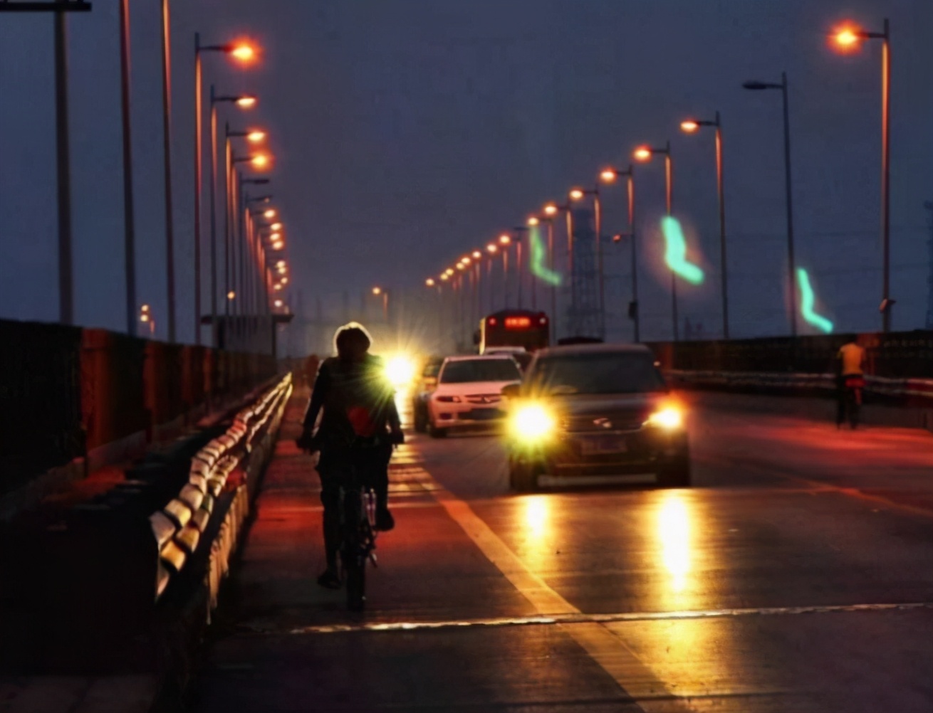 看到深圳凌晨2点的街道,美国人感叹:中国能快速崛起是有原因的