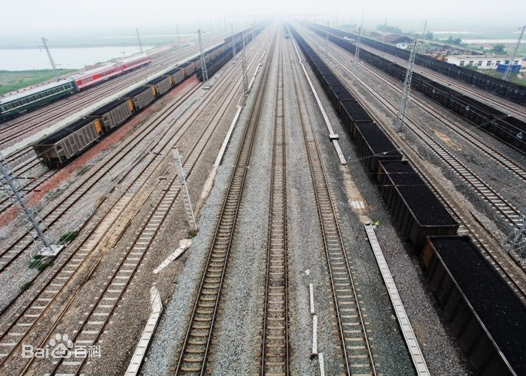 黄骅市境内朔黄铁路,沧港铁路,邯邢黄铁路交织于三座火车站