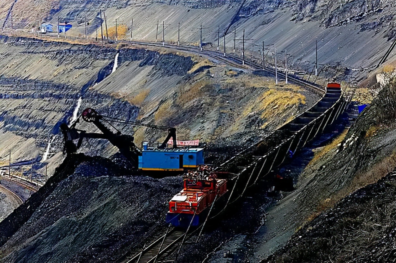 连续开采118年,中国最大露天矿,亚洲第一天坑如今能治理吗