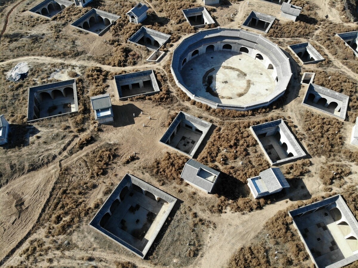 河南三门峡,一处在建的地坑院建筑群呈放射状分布酷似"小太阳"