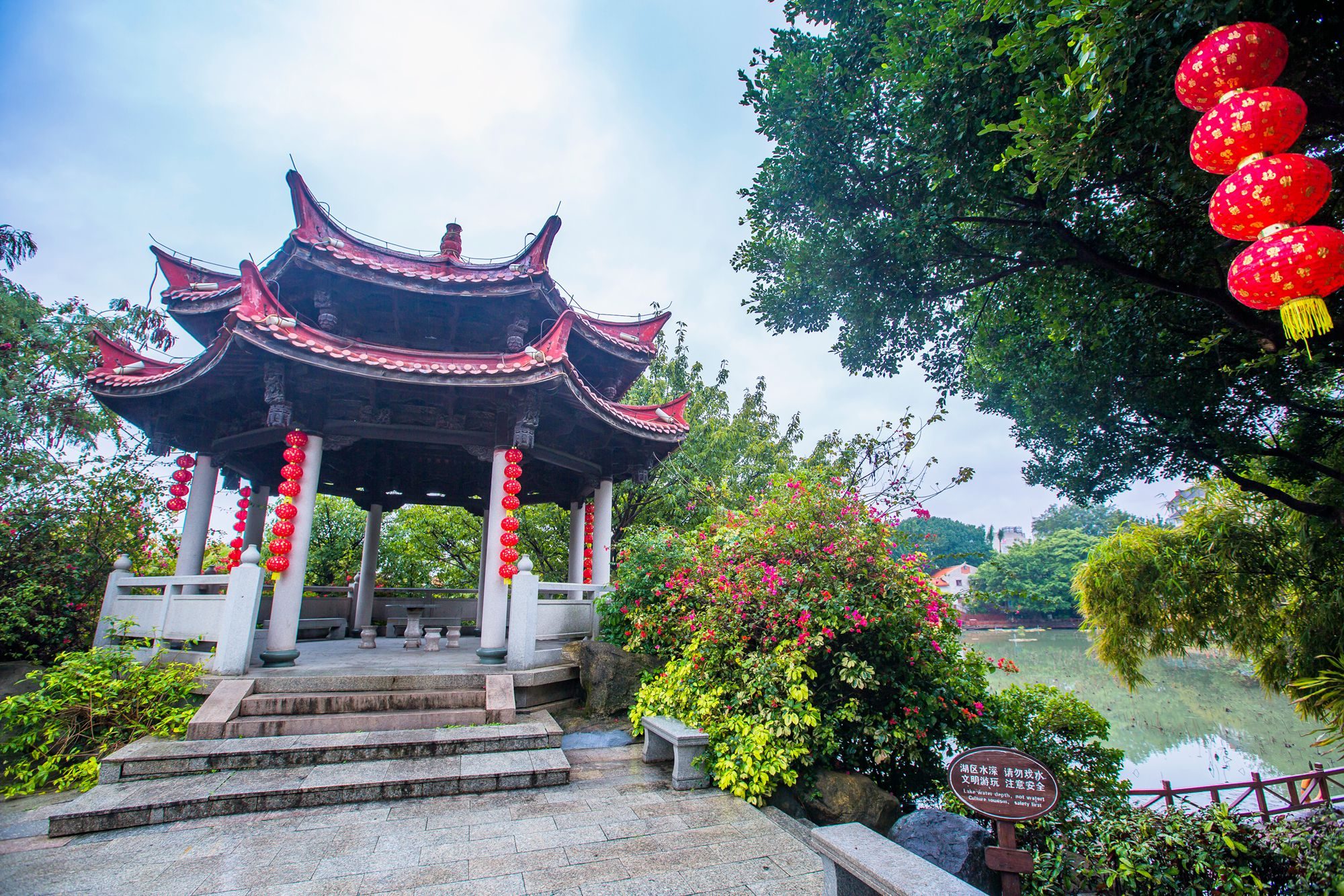 泉州有一座东湖公园,是古泉州十大胜景之一,深受当地市民的喜爱