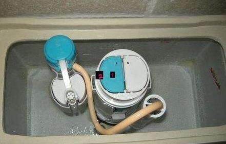 今天才知道,马桶里面有个"隐藏开关",拧一下,水量哗哗喷涌!