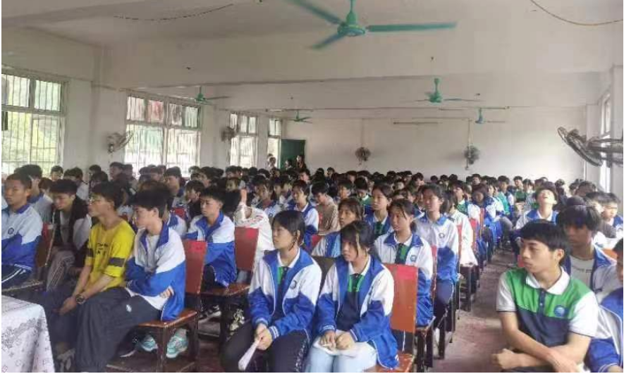 洞口县石柱镇中学召开中考志愿填报动员会