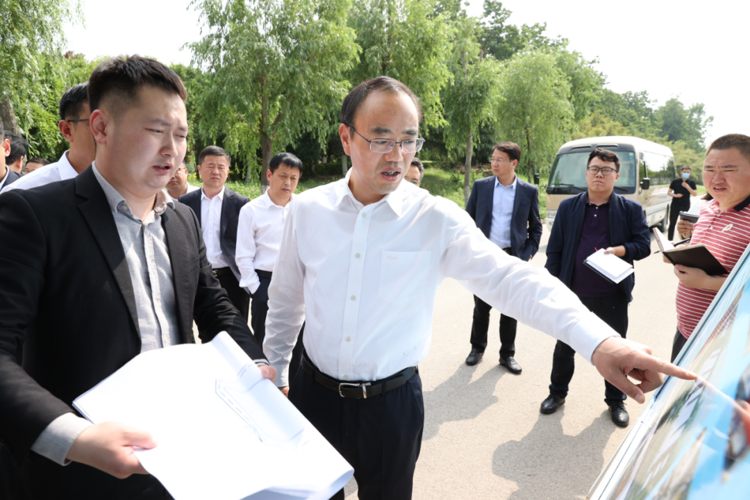 直面问题!郑春伟现场调度项目建设工作