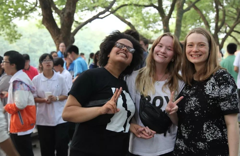 浙江大学一女生毕业典礼跪留学生被刷屏!应谩骂还是祝福