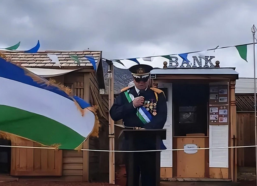 标志牌上一边写着美国(usa),另一边则写着摩洛希亚(molossia)