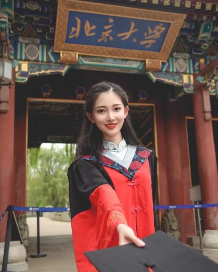 北大校花"毕业照"火了,容貌酷似"李沁",网友直呼:等你出道