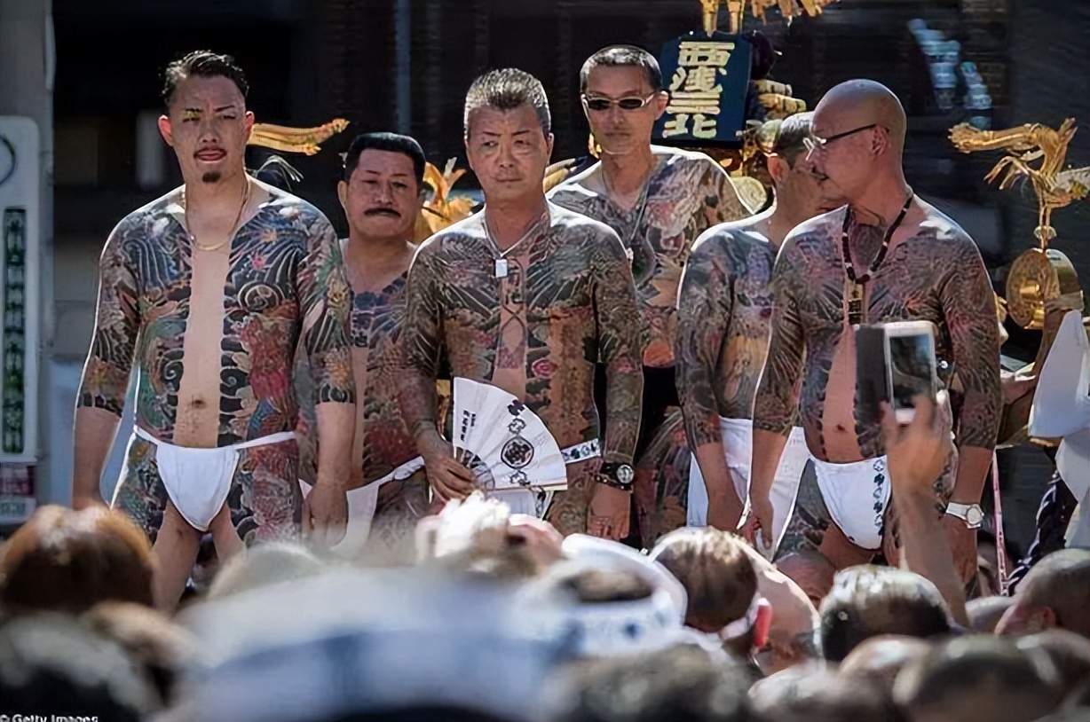 日本第一黑帮山口组,沦落到卖奶茶,扫大街,他们究竟经历了什么