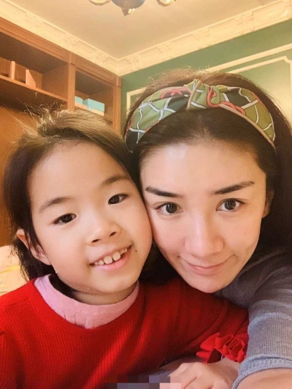 黄奕又傍上富豪?带女儿与男子约会,被男子上下打量略显卑微