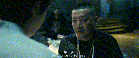 到了电视剧《县委大院》,他又可以是雷厉风行的副市长,一张剧照就把人