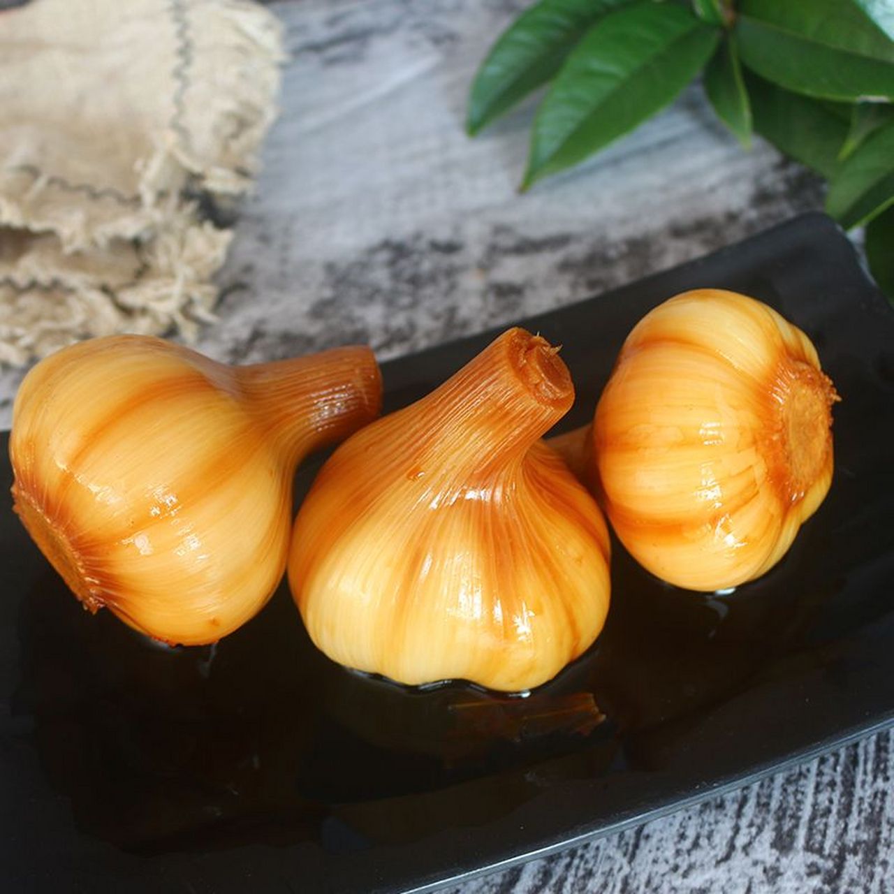 红糖蒜是一道具有独特风味的传统农家菜,选用新鲜的蒜头,经过精心腌制