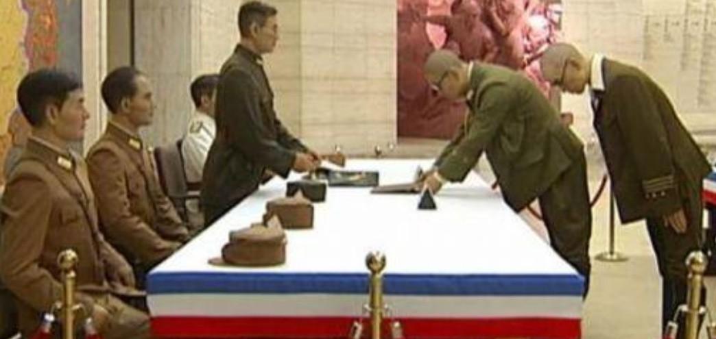 抗战胜利了在受降仪式上何应钦为何弯腰双手接过受降书