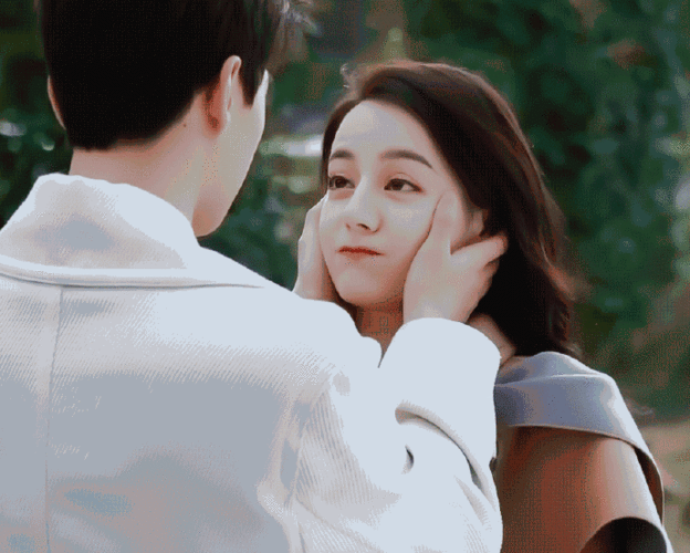 杨洋新剧上演"抱头吻",亲自为热巴扣衣服,甜蜜互动却惹争议