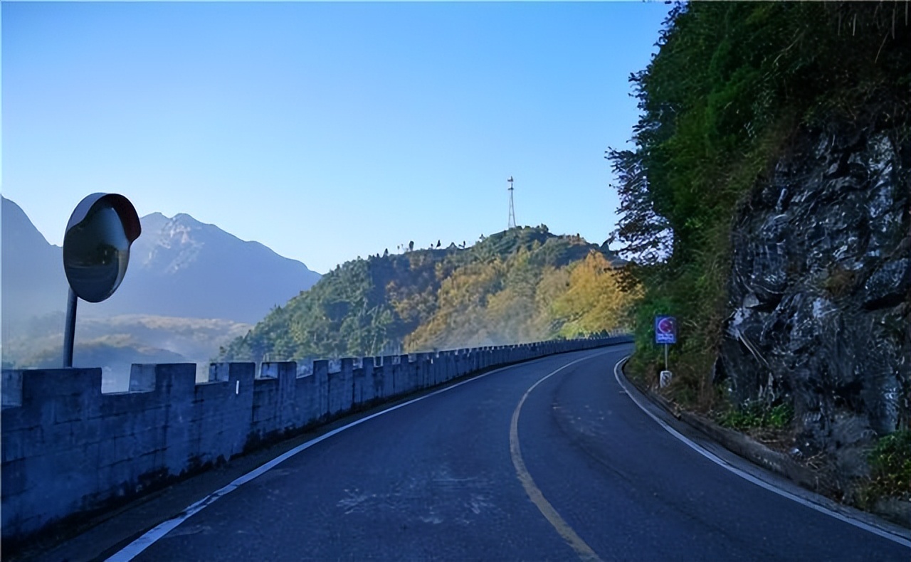 自驾黄山徽州天路,高空俯瞰,仿佛大自然未完成的山水画卷!