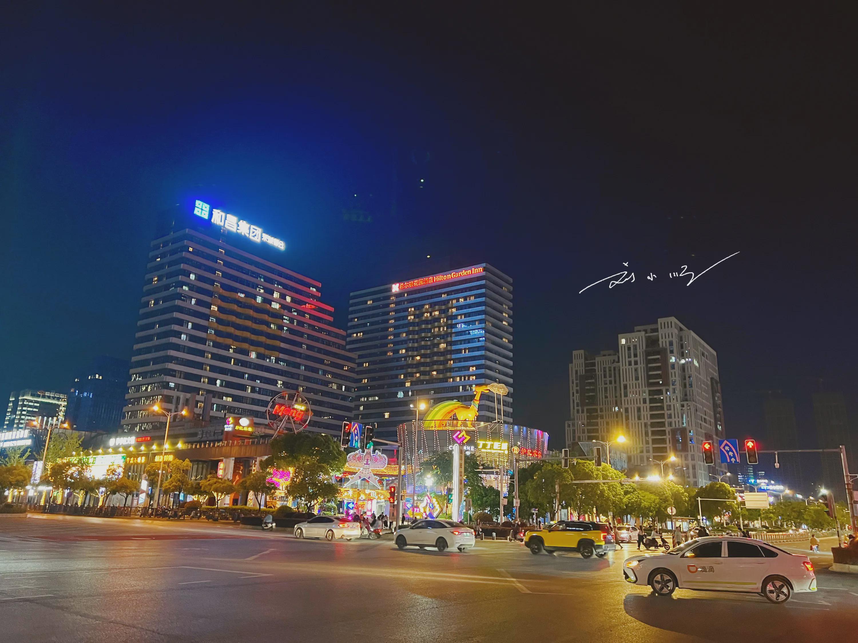 实拍南昌夜景,作为"最没存在感"的省会之一,如今成为网红城市