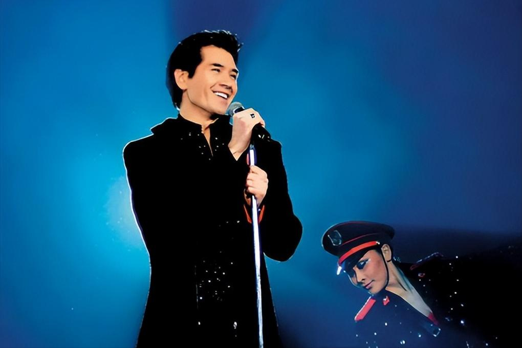 曝费翔与陶晶莹躺床上大尺度照片,画面太暧昧引发争议