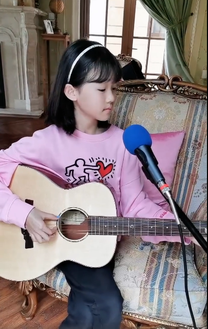 陆毅晒女儿唱歌视频,贝儿11岁吉他弹唱娴熟,脸颊肉肉的超可爱